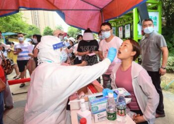 PENDUDUK melakukan ujian asid
nukleik bagi mengesan jangkitan Covid-19 di
Wuhan, wilayah Hubei, China. – AFP