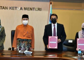 HAJIJI Noor (dua kiri) bersama Abdul Nasser Abdul Wahid (dua kanan) semasa menandatangani perjanjian bersama anak syarikat Sarawak Energy Berhad (SEC) secara maya hari ini-IHSAN Jabatan Ketua Menteri