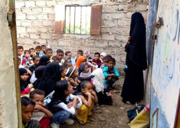KANAK-KANAK menghadiri sesi pembelajaran di sebuah bangunan sekolah yang usang di wilayah barat Hodeidah yang dilanda perang. – AFP