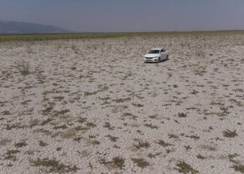 SEORANG penduduk memandu kereta di dasar Tasik Aksehir yang kering sepenuhnya. – DHA