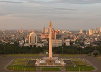 JAKARTA kini terancam tenggelam ekoran perubahan iklim dunia. - AFP