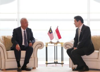 TIMBALAN Perdana Menteri Singapura, Lawrence Wong mengadakan pertemuan dengan Perdana Menteri Malaysia, Datuk Seri Ismail Sabri dalam lawatan rasmi ke Kuala Lumpur, kelmarin. - MCI