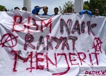 RAKYAT turun berdemonstrasi menentang kenaikan harga minyak petrol serentak di 34 wilayah di Indonesia.-CNNINDONESIA