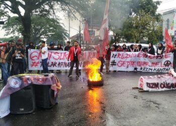 GOLONGAN mahasiswa turut menyertai protes bantahan kenaikan harga minyak di bulatan Tugu Adipura, Sukabumi, Jawa Barat.-KOMPAS