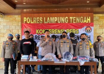 POLIS mengadakan sidang akhbar mengenai kes anggotanya menembak rakan sekerja di Lampung Tengah.-KOMPAS