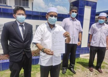 CHE ABDULLAH (tengah) ketika hadir membuat laporan polis di IPD Tumpat hari ini. - UTUSAN/ROSALWANI CHE SOH