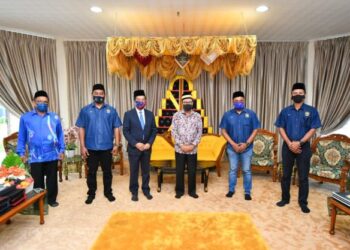 MAAROF Mat Rashad (tiga dari kanan) ketika menerima menghadap Jalaluddin (tiga dari kiri) di Balai Undang Luak Jelebu, Kuala Klawang, Jelebu, hari ini.-UTUSAN/ZAKKINA WATI AHMAD TARMIZI.