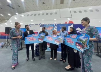 SHALIZA Mohd. Sidek (tiga dari kanan) dan Ketua Kesetiaan dan Enrich Malaysia Airlines, Amiroel Shazrie Yussof (dua dari kiri) bersama pemenang-pemenang TENtu Happy Ohsem Treats pada majlis penyampaian hadiah di Akademi Malaysia Airlines. - UTUSAN/NUR NAZLINA NADZARI