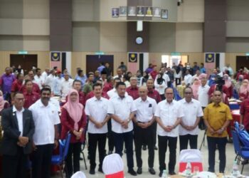 WAN ROSDY Wan Ismail (tiga dari kiri) menerima draf Rancangan Tempatan Daerah Temerloh daripada Ketua Pengarah Plan Malaysia (Jabatan Perancangan Bandar dan Desa), Dr. Alias Rameli di Temerloh, Pahang. - UTUSAN/SALEHUDIN MAT RASAD