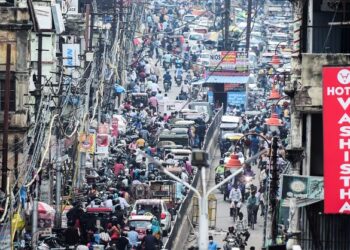 KESESAKAN lalu lintas di Allahabad, India. - AFP