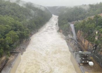 DINDING Empangan Warragamba sudah ditinggikan bagi mencegah risiko banjir. - AGENSI