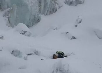 PASUKAN penyelamat alpine menemukan Feda Hussein pada ketinggian 3,099.81 meter di gunung itu. - AGENSI