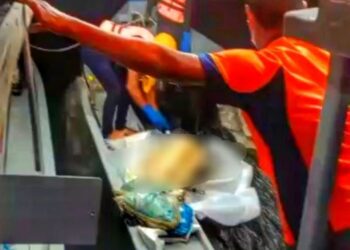 MAYAT lelaki yang ditemukan terapung di perairan Tanjung Piandang dekat Parit Buntar semalam. - SUMBER/MEDIA SOSIAL