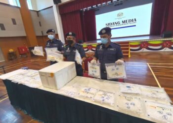 ABDULLAH Jaapar (tengah) menunjukkan hasil rampasan dadah seberat 12.41 kilogram yang dikesan di Lapangan Terbang Antarabangsa Kota Kinabalu baru-baru ini.