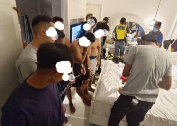 SEBAHAGIAN daripada 10  pelancong dari Kuala Lumpur yang ditahan mengambil dadah di sebuah bilik hotel di Pantai Tengah, Langkawi baru-baru ini.