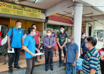 MOHAMAD Yusrizal Yusoff (dua dari kiri) mendengar keluhan peniaga mengenai sewa premis perniagaan di medan selera Kompleks MBAS, Alor Setar hari ini. - UTUSAN/MOHD. RIFAAT ABD. HAMID