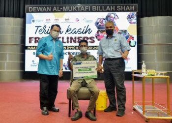 ROMAIZI Mustafa (tengah) menjadi individu terakhir menerima vaksin di pusat pemberian vaksin (PPV) Universiti Sultan Zainal Abidin (Unisza) di Kuala Nerus, hari ini. - PUQTRA HAIRRY ROSLI