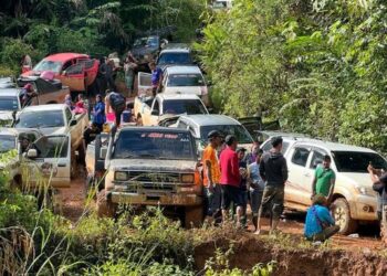 SEBAHAGIAN kenderaan yang terkandas di Kampung Kajang, Pos Gob, Gua Musang, Kelantan.UTUSAN/AIMUNI TUAN LAH
