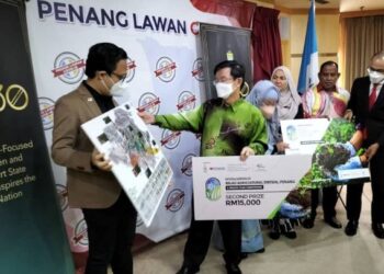 CHOW Kon Yeow (dua dari kanan) bersama salah satu pasukan yang menjadi pemenang pertandingan pelan induk stesen pertanian Relau di George Town, Pulau Pinang hari ini.