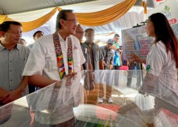 MASIDI Manjun (dua kiri) diiringi Jamili Nais (kiri) mendengar taklimat mengenai projek perumahan Residensi Impiana di Beaufort hari ini.