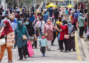 RAKYAT pelbagai lapisan yang berdepan tekanan kos hidup, menantikan apakah inisiatif yang kerajaan sediakan untuk membantu mereka dalam Bajet 2023. – GAMBAR HIASAN