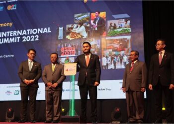 TENGKU AMIR SHAH berkenan melancarkan SISBS 2022 di Kuala Lumpur, semalam. Turut hadir, Amiruddin Shari dan Teng Chang Khim.