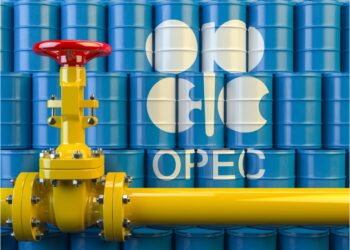 KEPUTUSAN OPEC+ mengurangkan pengeluaran berjaya menstabilkan harga minyak mentah
di pasaran global. – GAMBAR HIASAN