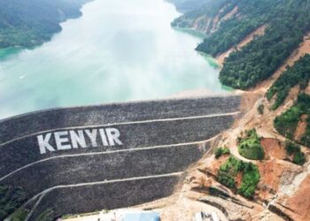 TNB memberi jaminan Empangan Tasik Kenyir, Hulu Terengganu kukuh dan selamat. - UTUSAN/PUQTRA HAIRY ROSLI
