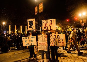 PENUNJUK perasaan memegang plakad tertulis 'kira semua undi' dalam demonstrasi di Portland, Oregon. - AFP