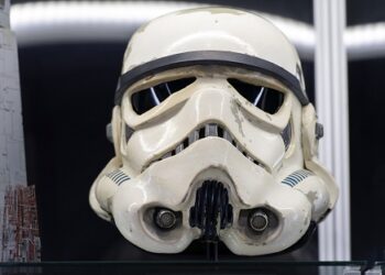 TOPI Stormtrooper merupakan antara koleksi permainan Star Wars yang ditemukan suami isteri di Stourbridge, England. - AFP