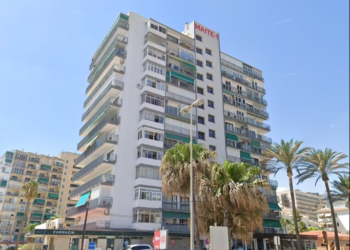 SUSPEK menikam isterinya di rumah mereka di sebuah apartment di Costa del Sol, Sepanyol. - AGENSI