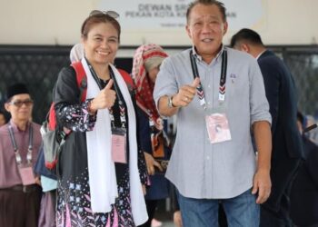 BUNG Moktar Radin (kanan) dan Mazliwati Abdul Malek berhadapan persaingan satu lawan satu di kerusi Parlimen Kinabatangan