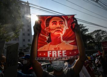 PENUNJUK perasaan memegang poster Suu Kyi semasa demonstrasi membantah rampasan kuasa di Yangon, Myanmar. – AFP