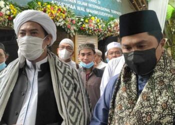 ERICK Thohir bersama Ketua Sekolah Asrama  Antarabangsa Assyifa Walmahmudiyyah, Abuya KH Muhyiddin Abdul Qadir Al- Manafi. - KOMPAS