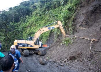 PASUKAN penyelamat menggunakan jengkaut untuk mengalihkan tanah selepas kejadian tanah runtuh di El Ruso, Pueblo Rico, barat laut Colombia. - AFP  