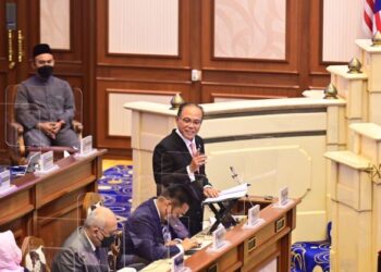 WAN ROSDY Wan Ismail (berdiri) ketika membentangkan Bajet Pahang 2022 pada Sidang Dewan Undangan Negeri (DUN) di Wisma Sri Pahang di Kuantan, Pahang.