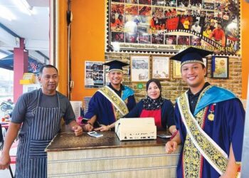 HILMI Nasri Rahmat (kanan) dan kembarnya, Hilmi Nazri bersama-sama ibu dan bapa mereka di kedai Sate Rahmad di Parit Yaani, Batu Pahat.