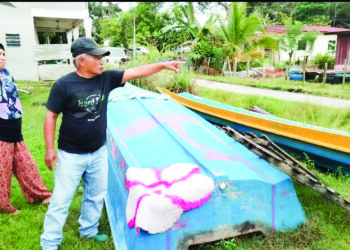 SERIPAH Norizan Syed Ismail (kiri) dan Abdul Latif Abdul Ghani menunjukkan kawasan yang sering dinaiki air di Kampung Telang di Lipis, Pahang. – UTUSAN/HARIS FADILAH AHMAD