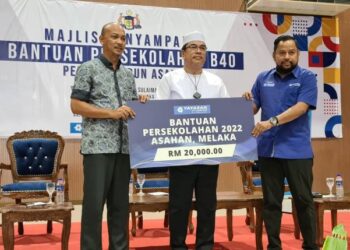KETUA Menteri Melaka, Datuk Seri Sulaiman Md. Ali (tengah) bersama Pengurus Besar YBR, Syaiful Rizal Abdul Ghani (kanan) dan Ahli Dewan Undangan Negeri (ADUN) Asahan, Fairul Nizam Roslan ketika majlis penyampaian replika cek sumbangan di Asahan, Alor Gajah, Melaka.
