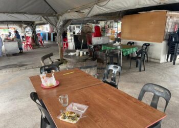 MAKANAN ditinggalkan pelanggan selepas menyedari kehadiran anggota polis di sebuah restoran berdekatan HSAH, Sungai Petani pada 19 Mei 2021.