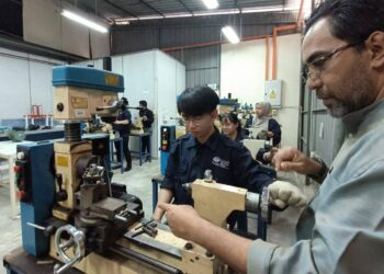 PENGERUSI Rancangan Diploma Jabatan Bahan FKTK Unimap, Dr. Luqman Musa membuat perancangan rapi penyediaan makmal bagi menyambut kemasukan pelajar sulung Diploma FKTK pada Julai depan di Pauh Putra, Arau, Perlis hari ini. -UTUSAN