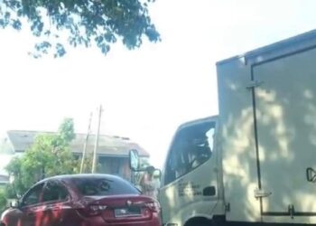TANGKAP layar video pergaduhan antara pemandu kereta dan lori di Jalan Permatang Janggus, Perai, Pulau Pinang yang tular di media sosial sejak semalam.