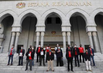 SEBAHAGIAN Persatuan Hak Bapa Malaysia berkumpul di Istana Kehakiman berhubung reformasi perundangan untuk hak penjagaan kanak-kanak di Putrajaya. - UTUSAN/FAISOL MUSTAFA