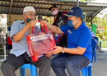 WAN Saiful Wan Jan menyerahkan sumbangan kepada penduduk pada Majlis PTPTN Prihatin di Masjid Al-Ihsan, Kampung Changkat Setol, Changlun, Kubang Pasu hari ini. - UTUSAN/MOHD. RAFIE AZIMI