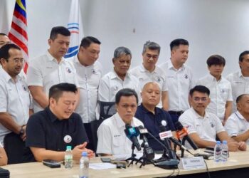 MOHD. Shafie Apdal (dua kiri) bersama pemimpin dan ADUN Warisan semasa sidang akhbar di Kota Kinabalu hari ini.