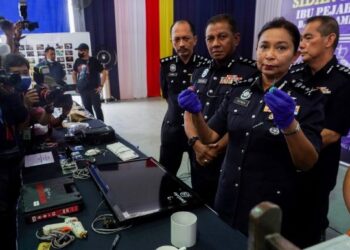 S Sasikala Devi menunjukkan barang rampasan pada sidang akhbar berhubung kes letupan bom yang menyebabkan kematian, di IPD Ampang Jaya, di sini hari ini. UTUSAN/SHIDDIEQIIN ZON