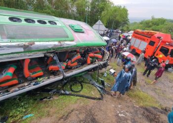 ORANG ramai memenuhi lokasi kemalangan melibatkan sebuah bas di Jalan Imogiri-Mangunan di Bantul. - AGENSI