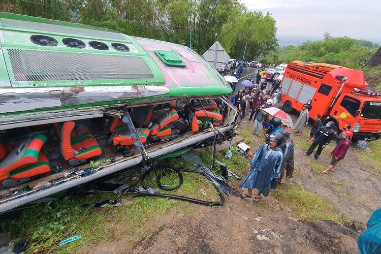 Un homme a perdu sept membres de sa famille dans un accident de bus à Yogyakarta