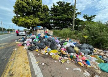 LONGGOKAN sampah yang melimpah-ruah dari tong sampah disediakan PBT berhampiran sebuah sekolah di Pasir Puteh. - UTUSAN/TOREK SULONG