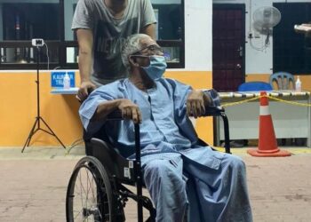 MOHAMAD Syahir Abdullah (belakang) membawa ayahnya, Abdullah Ibrahim mendapatkan rawatan di Hospital Selama setelah ditemukan dalam keadaan selamat selepas sesat dalam kebun sawit di Larut semalam. - UTUSAN/MEDIA SOSIAL